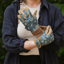 Load image into Gallery viewer, Kent &amp; Stowe Flutterbug Print Cotton Gloves - Teal
