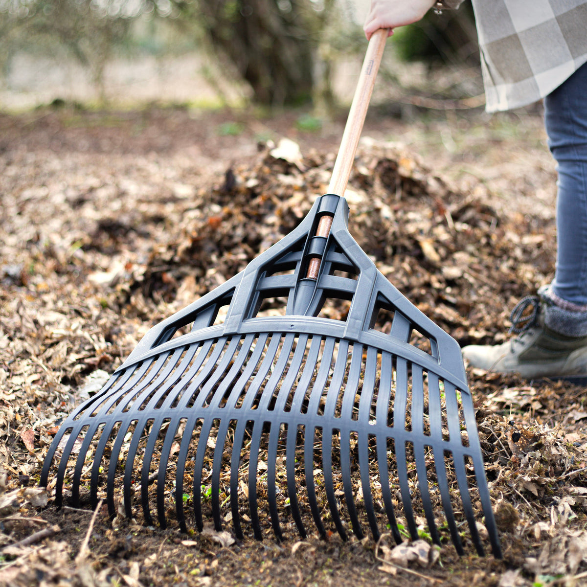 Extra Wide Leaf Rake – Milestone Garden Centre